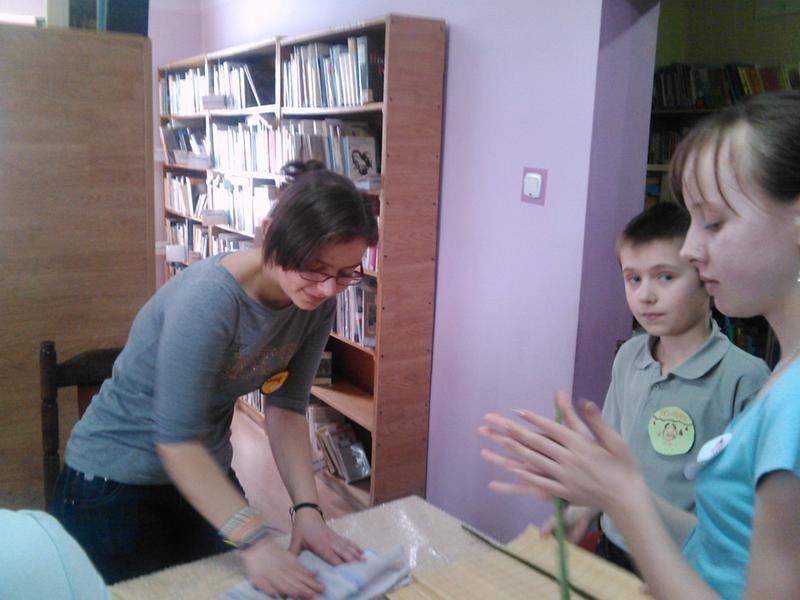 Karolina, Milena i Dominik w trakcie pracy